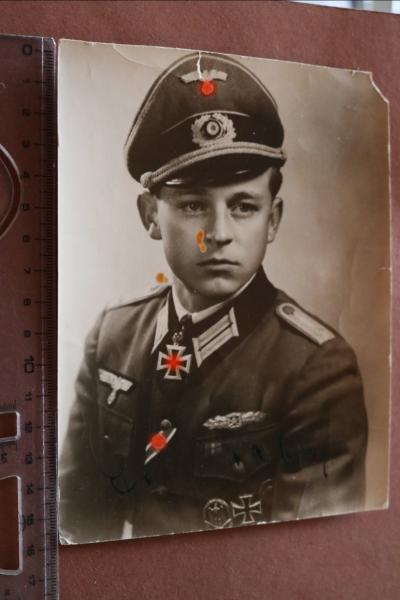 original Foto Erich Staba mit Ehrenblattspange , Ritterkreuz , Nahkampfspange original signiert von ihm